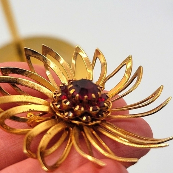 SARAH COVENTRY Gold Tone Flower Brooch Red Layered Rhinestone Center - Picture 4 of 6